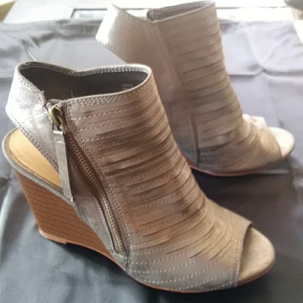DOLLHOUSE SILVER PEEP TOE WEDGES SIZE 7